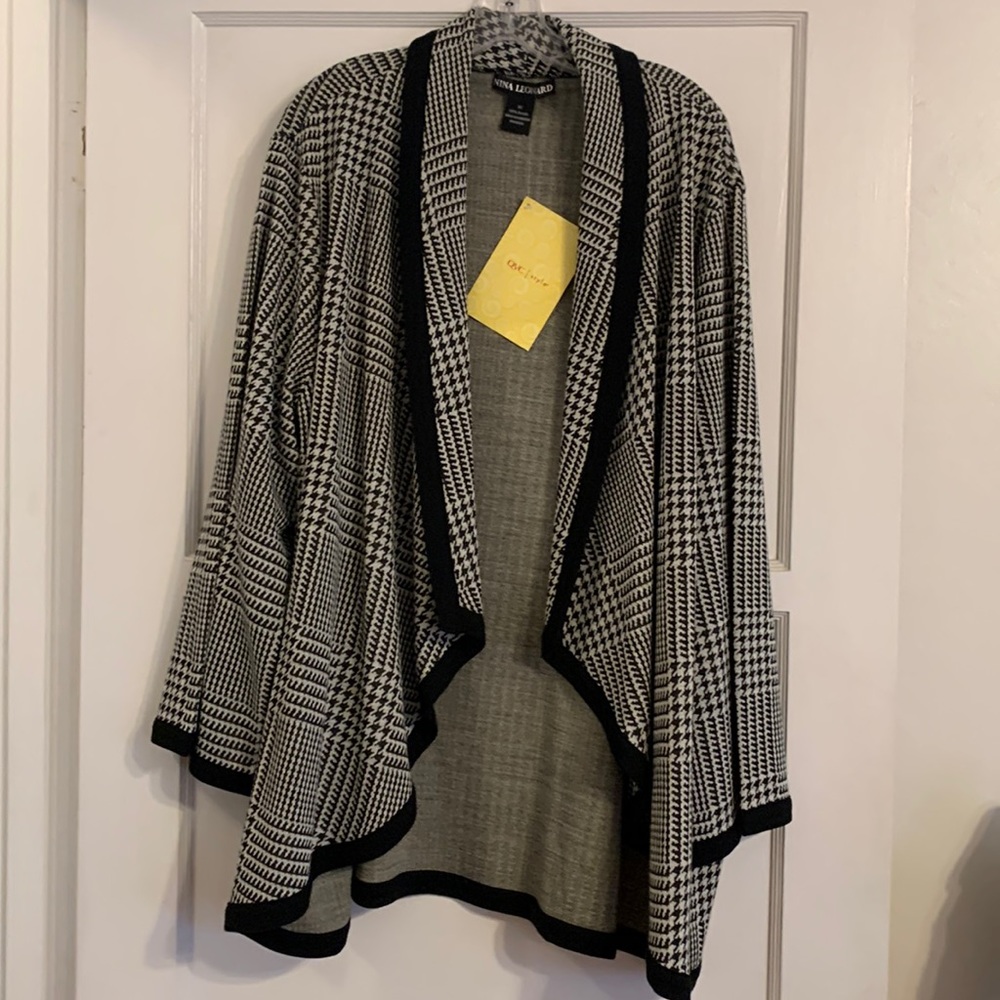 Nina leonard black and white, houndstooth cape , NWT. Size 3X